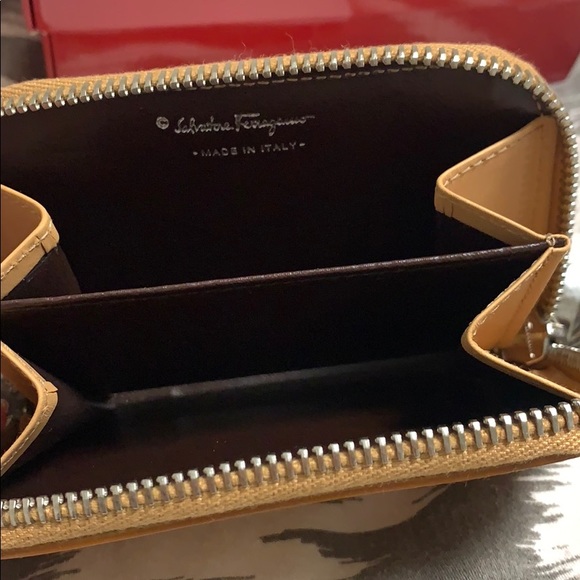 New Ferragamo zip around leather card case - Picture 4 of 8